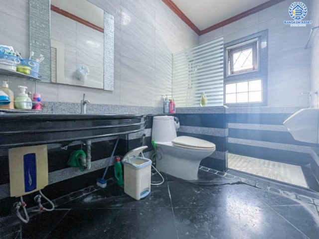 *****บ้านเดี่ยวมือสองย่านกรุงเทพฯ ม.ชวนชื่น ลาดพร้าว-รามอินทรา (ซ.สุคนธ์สวัสดิ์34) เนื้อที่กว้างขวางกว่า 87 ตร.ว. หลังใหญ่พร้อมอยู่  มีเฟอร์นิเจอร์บิ้วอินท์ทั้งหลัง! กับสุดยอดทำเล ใจกลางห้างฯ ชั้นนำฟังก์ชัน 5 ห้องนอน 3 ห้องน้ำ ที่จอดรถ 3 คัน บนทำเลแห่งการเดินทาง ใกล้ทางด่วน "ฉลองรัช"